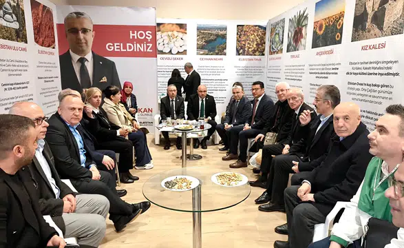 Elbistan Belediye Başkanı Standıyla Dikkat Çekti