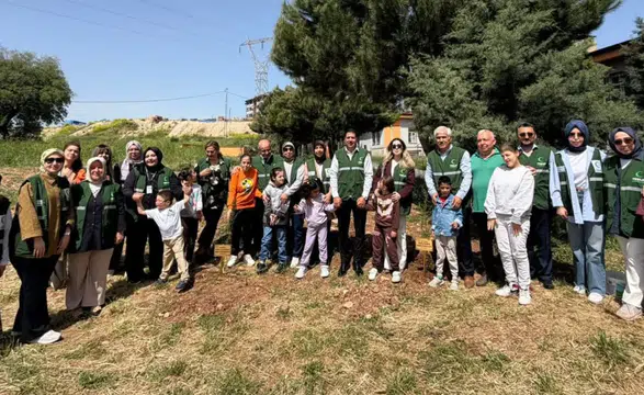 Öğrencilerden Anlamlı Fidan Dikimi