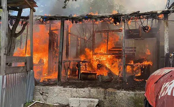 Yaylada çıkan yangın baraka evi kül etti