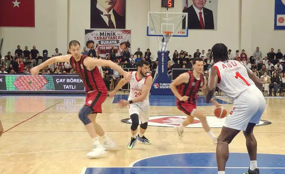 İstiklal Basketbol’da Kritik Maçta Devre Arası Eşitliği