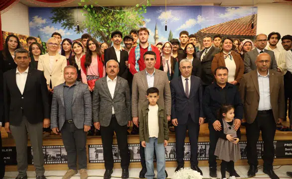 Elbistan’da Gençlerin Tiyatro Başarısı