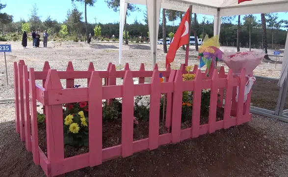 Almina’nın Mezarı Pembeye Boyandı
