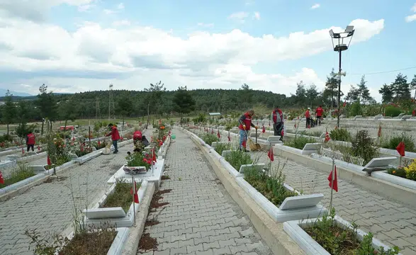 Büyükşehir Belediyesi, Kapıçam Mezarlığı’nı Bayram İçin Yeniliyor