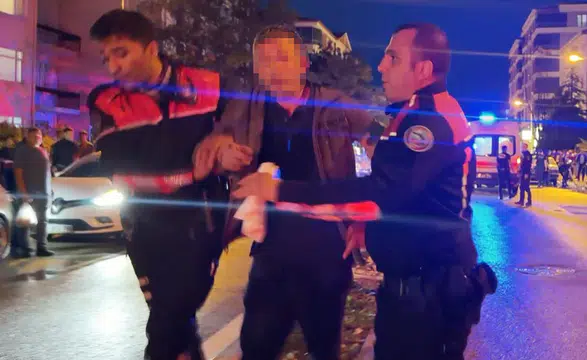 Öfkeli Baba Kızını Rahatsız Gencin Kulağını Kesti: 1'i Polis 2 Yaralı!