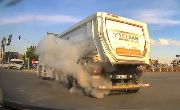 Kahramanmaraş'ta Seyir Halindeki Kamyonun Lastiği Patladı