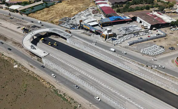 Kahramanmaraş'taki Sanayi Kavşağı'nda sıcak asfalt çalışmaları hızla sürüyor