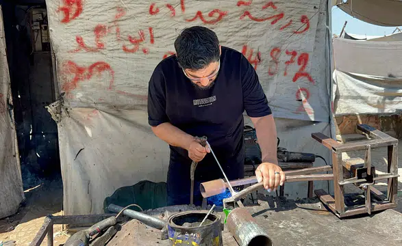 Gazze'de Filistinli Demirciden Umut Veren Buluş: Elektrik ve Yakıta Alternatif Cihaz Geliştirdi