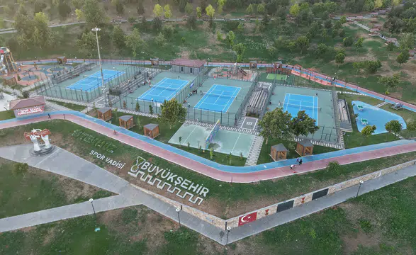Ödüllü Tenis Turnuvasında Şampiyonluk Heyecanı