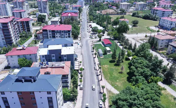 Elbistan'da asfalt seferberliği: Yeni yollar, modern görünüm!
