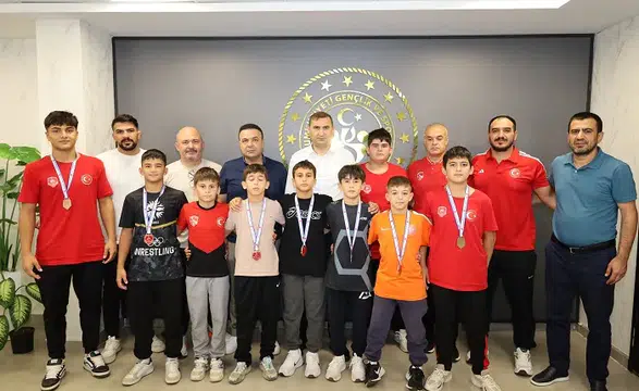 Kahramanmaraşlı Minik Güreşçilerden İl Müdürü Yasin Özdemir'e Ziyaret