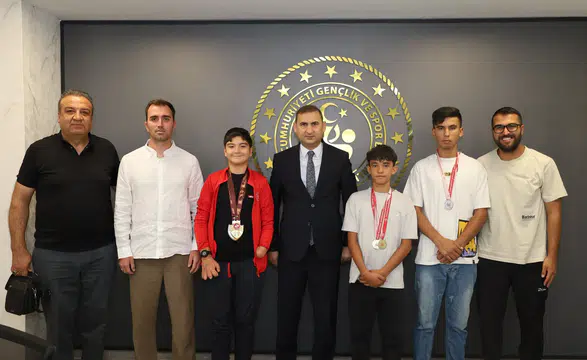 Kahramanmaraşlı Şampiyon Sporcular İl Müdürü Yasin Özdemir'i Ziyaret Etti