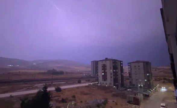 Gaziantep'te Şimşekler Geceyi Gündüze Çevirdi