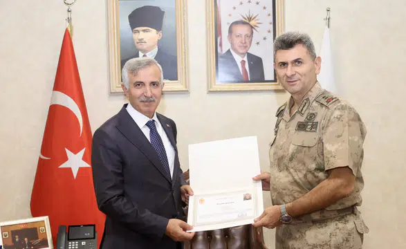 Vali Ünlüer, Tümgeneral Gemalmaz’a Başarı Belgesi Takdim Etti