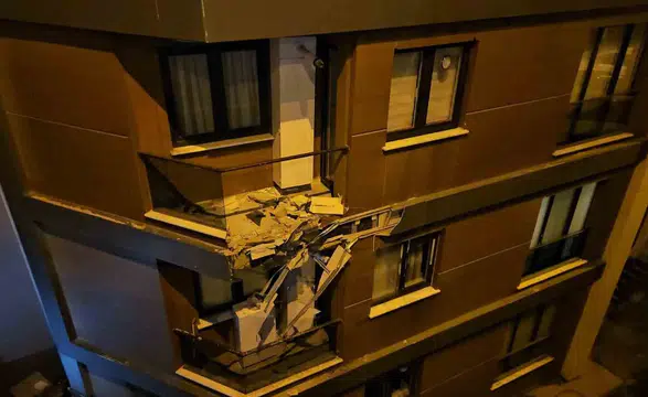 Alkollü Sürücü Binanın 3. Katına Çarpıp Bahçeye Uçtu: 2 Yaralı