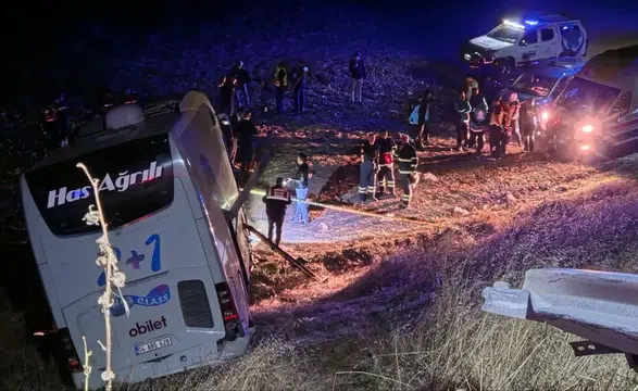 Yolcu Otobüsü Şarampole Uçtu: 2’si Ağır 24 Yaralı