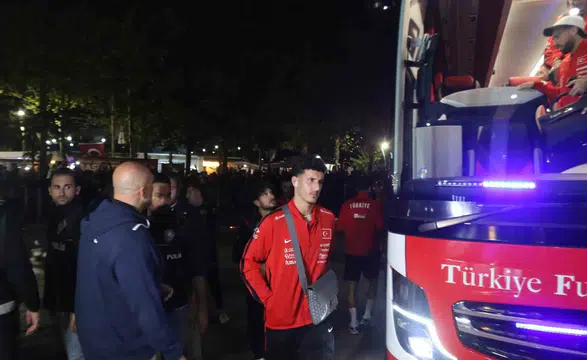 A Milli Futbol Takımı'na Taraftarlardan Coşkulu Karşılama