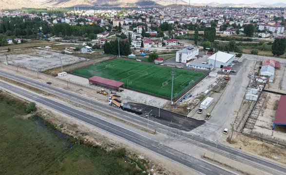 Göksun’da Spor Tesislerinin Yolları Yenileniyor
