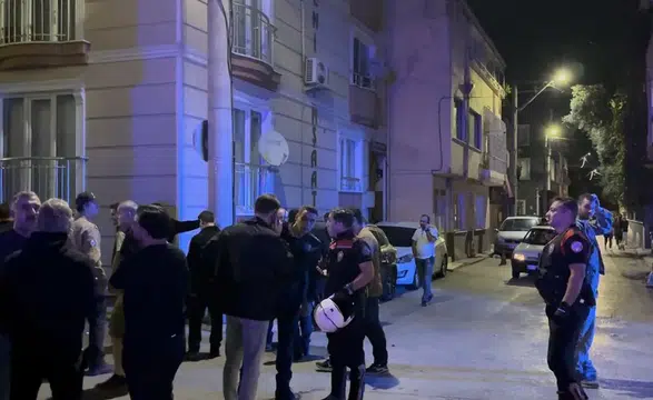 Laf Attığı Kişilere Silah Çekti, Yanlışlıkla Kendini Vurup Yaraladı!