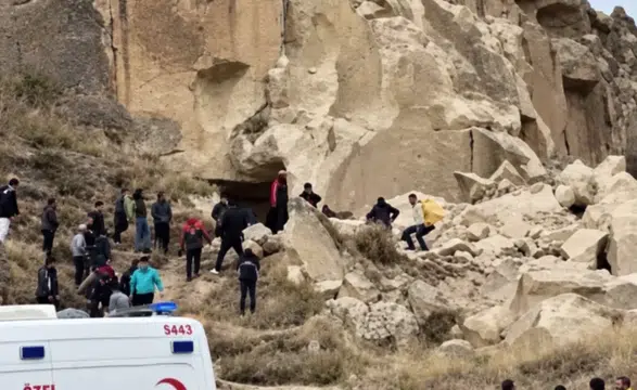 Kapadokya’da peri bacası çöktü: Çökme anı kamerada
