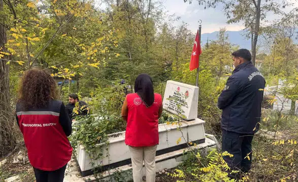 Andırın’da şehitler dualar ve karanfillerle anıldı