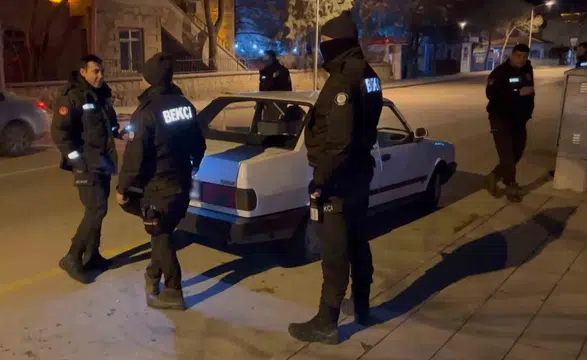Gece Yarısı Denetimi: Araçlar Ve Şahıslar Arandı
