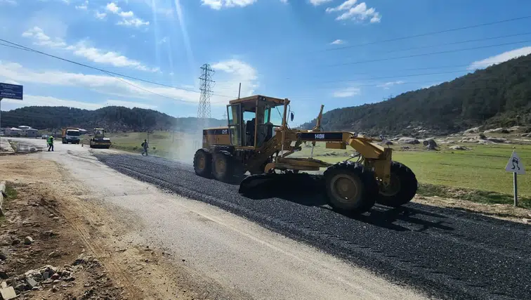 Andırın’da 30 kilometrelik grup yolunda asfalt onarım çalışması