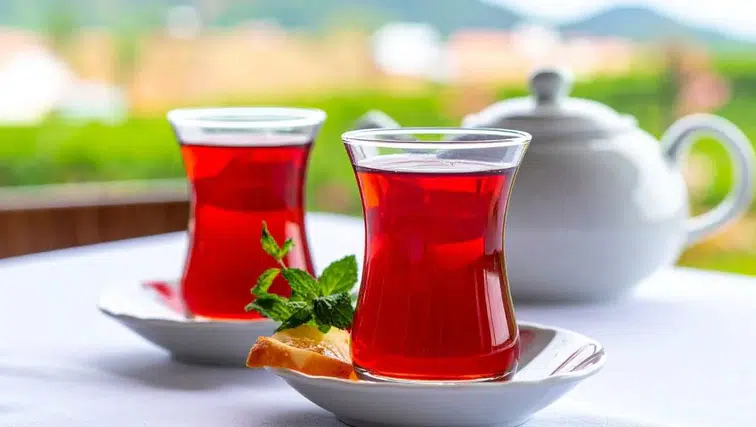 Herkes çayı yanlış demliyormuş: Tek dokunuşla bambaşka oluyor