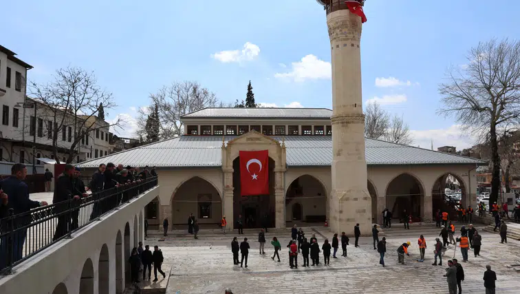 Tarihi Ulu Camii Kapılarını İbadete  Açtı