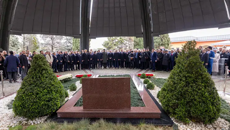 Turgut Özal Dualarla Anıldı, Protokol Kabri Başında Buluştu
