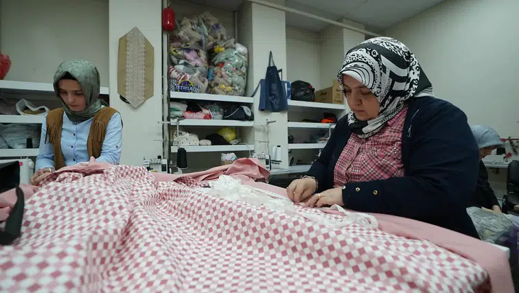 KAMEK'te Kadınlar Eğitim Alıp Üretim Sürecine Katılıyor