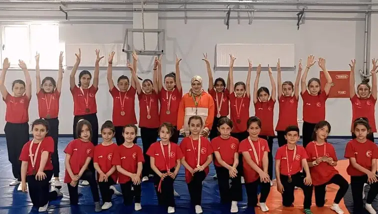 Göksun’da Minik Sporcular Piste Çıktı: Cimnastik Yarışması Tamamlandı