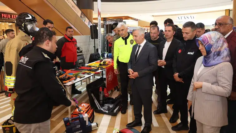 Büyükşehir İtfaiyesi'nden Trafik Haftası'na Özel Farkındalık Etkinliği Düzenlendi!