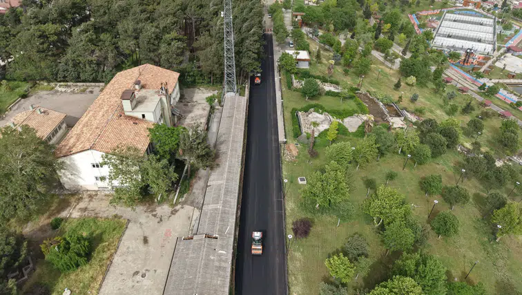 Kahramanmaraş'ta Büyükşehir Belediyesi asfalt seferberliğiyle yolları yeniliyor