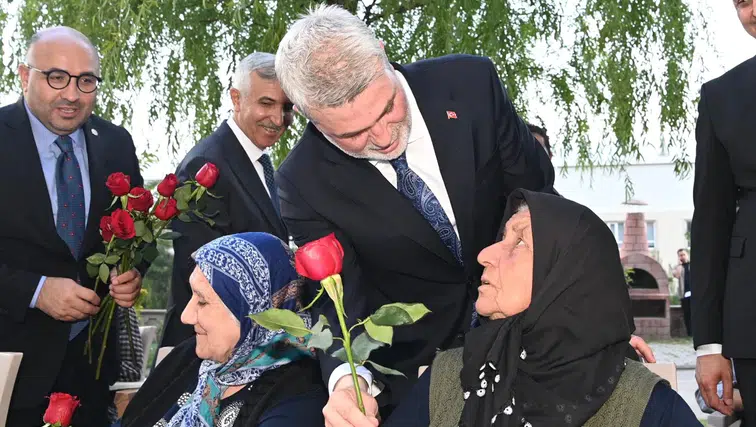 "Ulu Çınarların Gölgesinde Bayram Sevinci: Şehirde Coşkulu Kutlamalar!"
