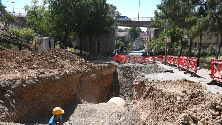 Akdere Caddesi'nde Altyapı Yenileme Çalışmaları Sürüyor