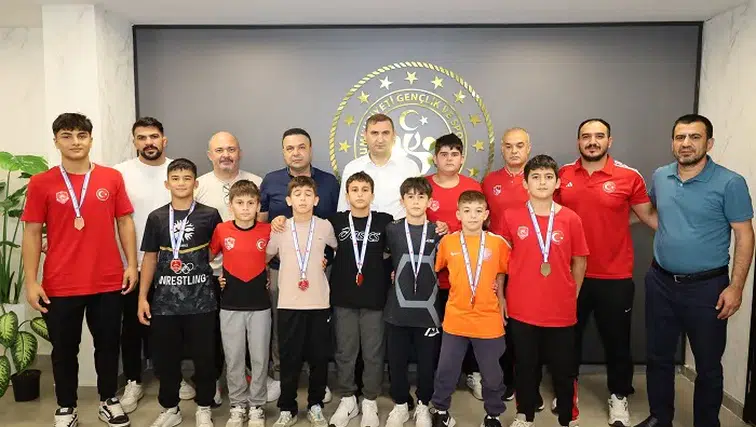 Kahramanmaraşlı Minik Güreşçilerden İl Müdürü Yasin Özdemir'e Ziyaret