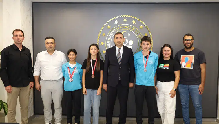 Denizli’de Yarışan Genç Atletlerden Özdemir’e Ziyaret