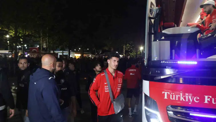 A Milli Futbol Takımı'na Taraftarlardan Coşkulu Karşılama