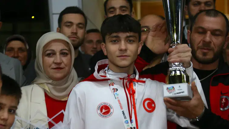 İsrailli Rakibini Yenerek Dünya Şampiyonu Olan Sporcu, Memleketine Döndü