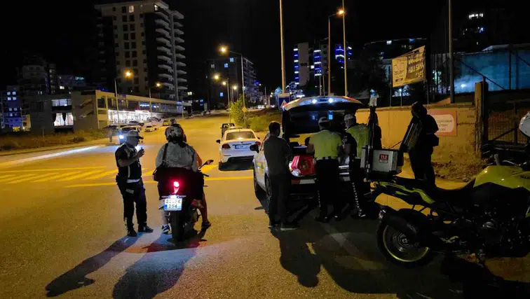 Alkollü Yakalanan Sürücü, Diğer Sürücülere “İçmeyin” Diye Seslendi