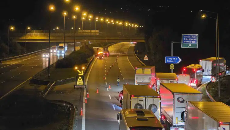 Kimyasal Yüklü Tır Devrildi, Otoyol Trafiğe Kapatıldı