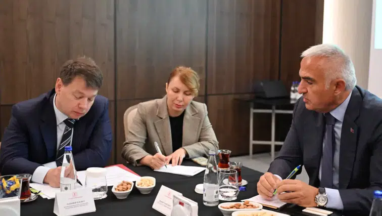 Bakan Ersoy'dan Türkiye-Rusya hava köprüsünü güçlendirme hamlesi