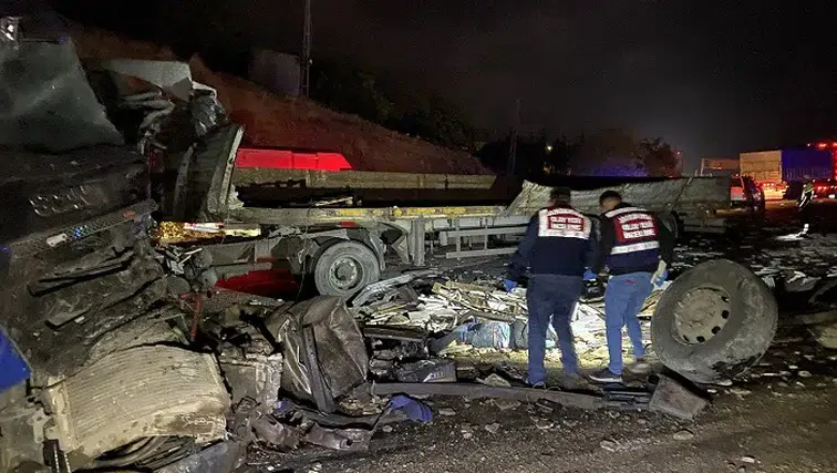 Elazığ-Malatya Yolunda 3 Tır Çarpıştı: Bir Kişi Can Verdi
