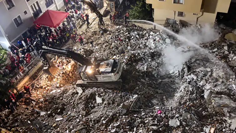 Maltepe’de Bina Çökmesi: Enkazda Gece Çalışmaları Sürüyor