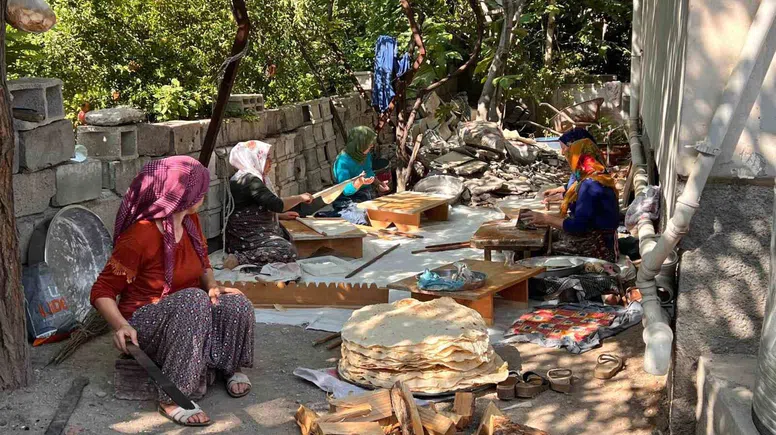 İmece usulü ekmek yapma geleneği devam ediyor