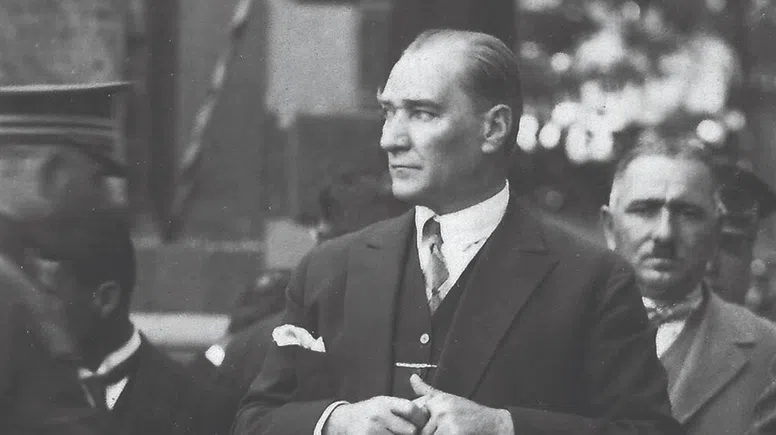 Mustafa Kemal Atatürk'ün Hayatı (1881-1938)