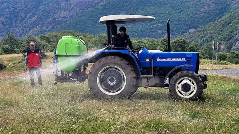 Türkoğlu’nda çekirge ile mücadele