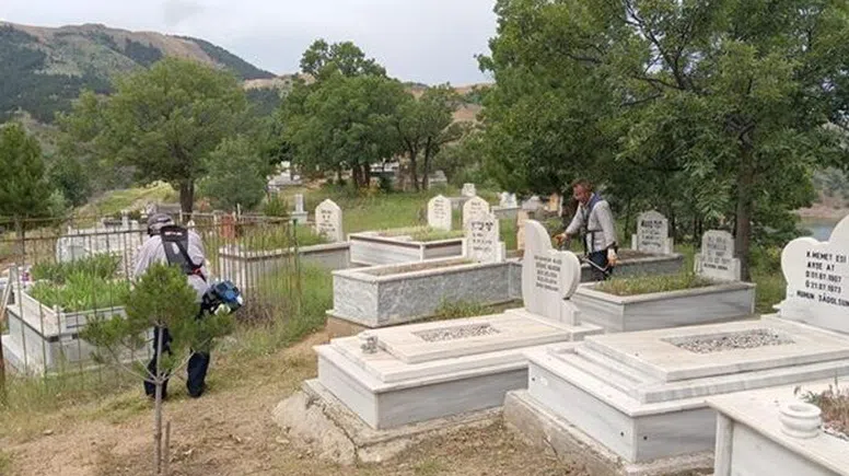 Ekinözü’nde mezarlıklar temizleniyor