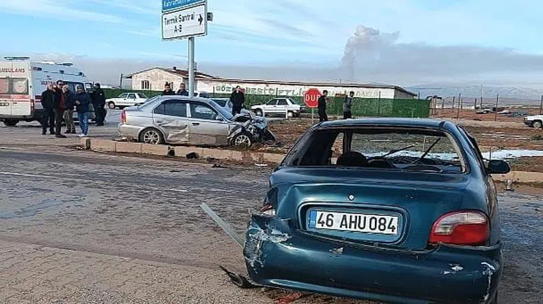 Afşin Yolunda Kaza: 2 Kişi Yaralandı