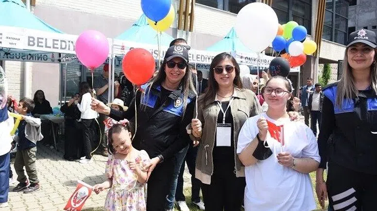 Çocuklar Bayramı Polislerle Kutladı